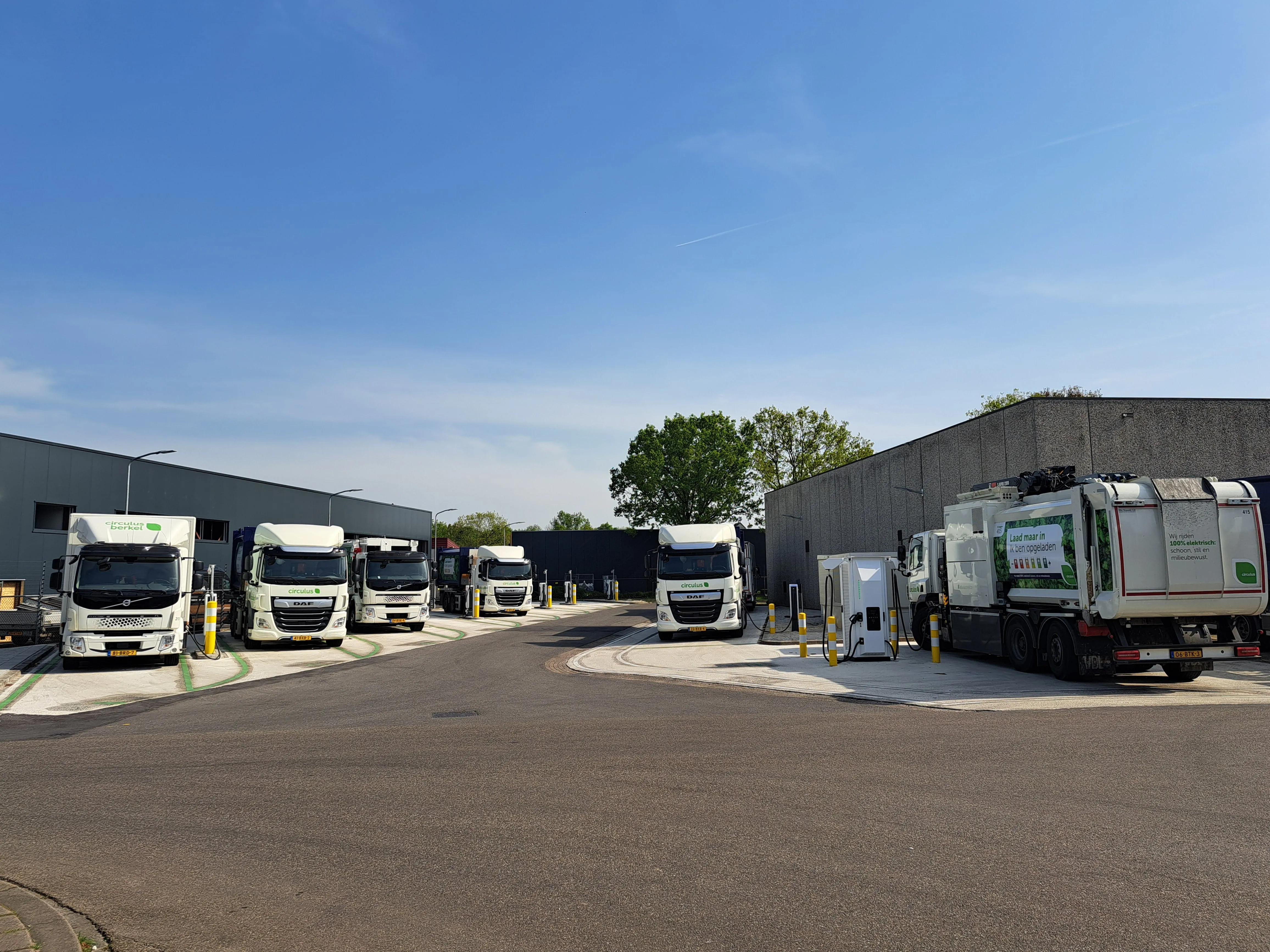 Team meeing at Heliox office