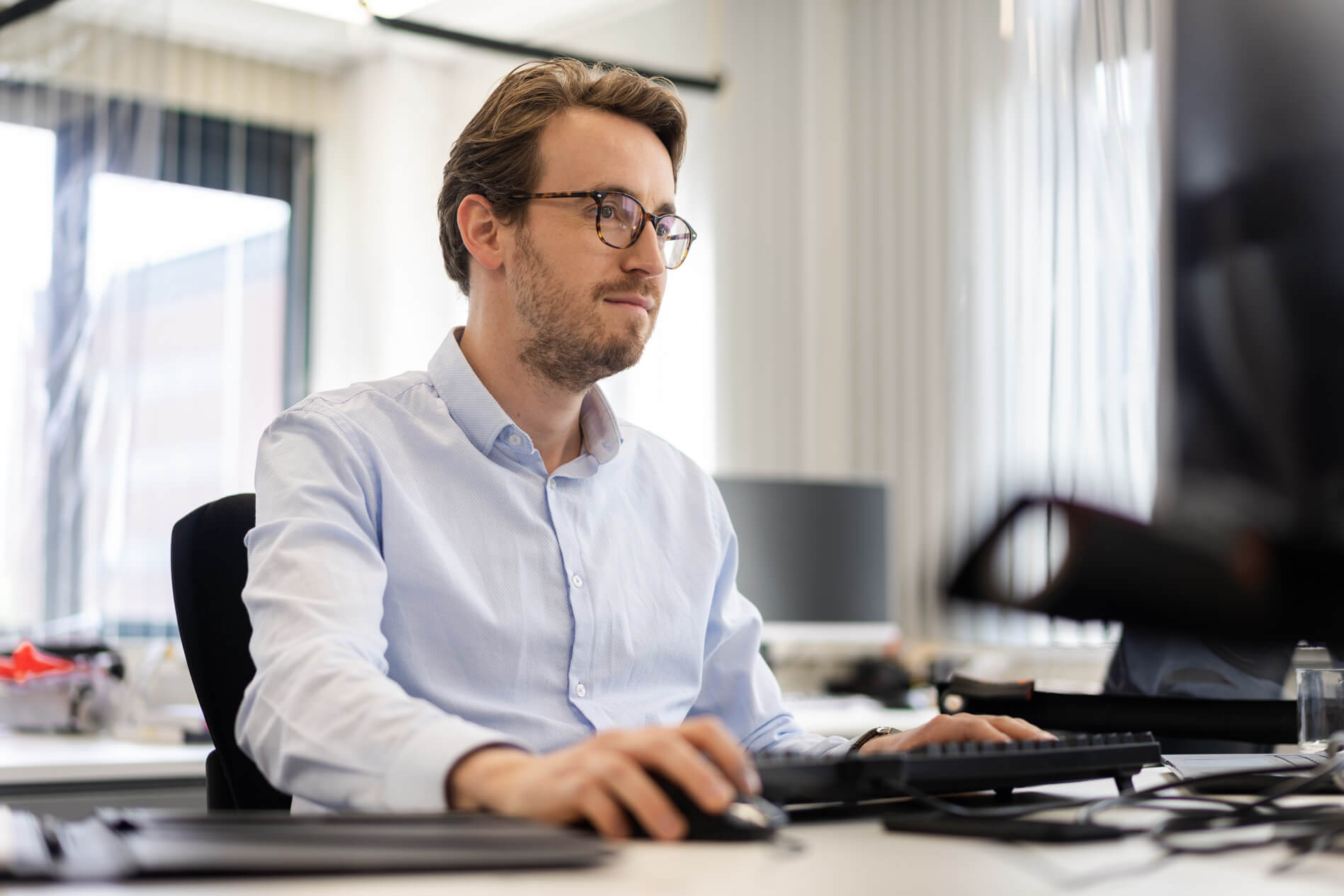 Man working with glasses at Heliox office