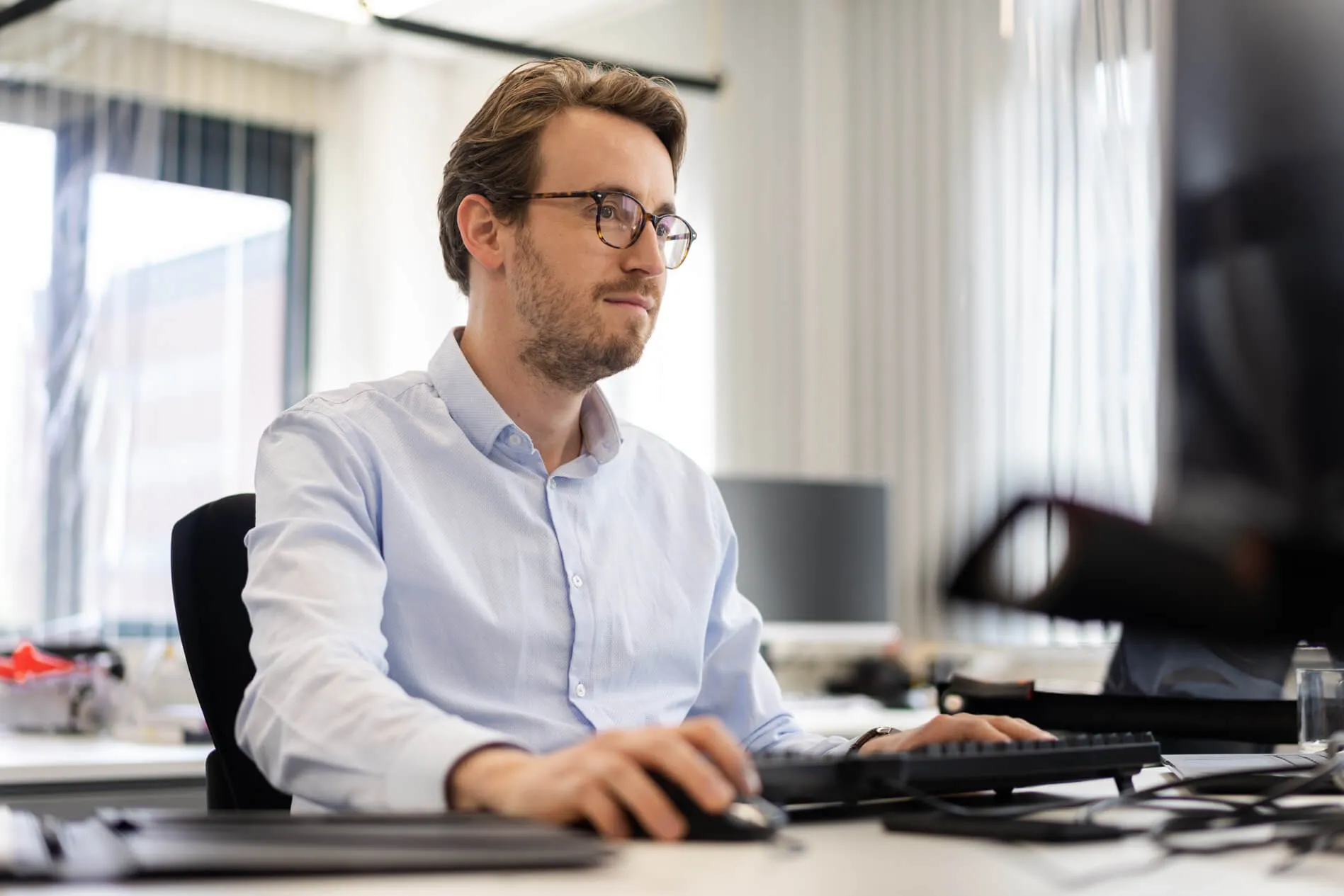 Man working with glasses at Heliox office